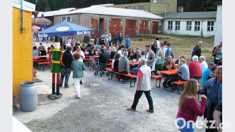 Dicht besetzt waren die Bänke bei der Event-Kantine, wo die Betreiber Matthias Küffner und David Lenk Kaffee und gekühlte Getränke und kleine Speisen anboten. Bild: ld