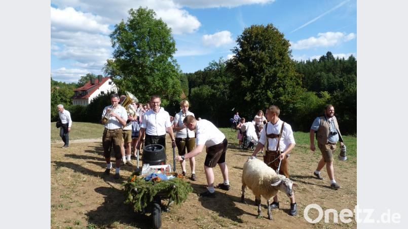Bätzn und Bierfassl dürfen nicht fehlen beim Kirwa-Umzug. Bild: rlö