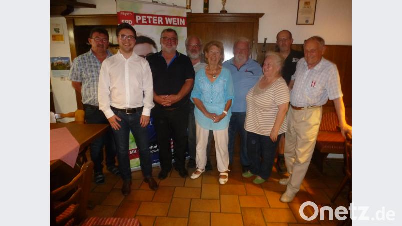 Alfred Wolfsteiner (Vierter von links) steht weiterhin an der Spitze des SPD-Ortsvereins. Das Bild zeigt ihn zusammen mit den weiteren Vorstandsmitgliedern und den Kandidaten Peter Wein (Zweiter von links, Landtag) und Armin Schärtl (Dritter von links, Bezirkstag). Bild: mad