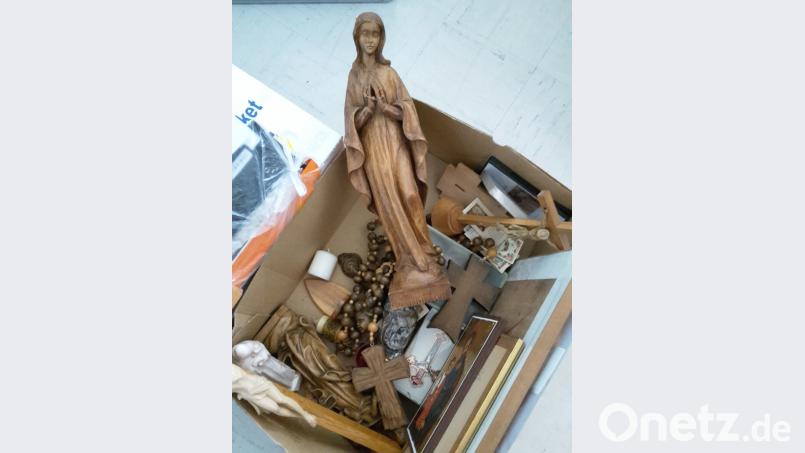 Kreuze, Figuren, Rosenkränze - in der Pfarrei St. Konrad findet sich eine ganze Kiste voll sakraler Gegenstände, die ihre Besitzer nicht mehr haben wollten. Bild: Kempf