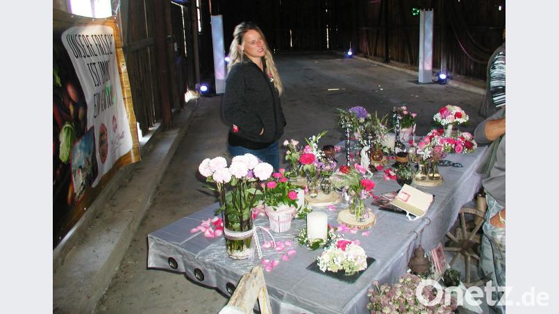 Hochzeit "in der Goetz"? Die Blumenmädchen am Eingang der Lagerhalle lieferten einen kleinen Einblick, wie es sich feiern ließe in dem Hochzeitsstadel, der seinen besonderen Charme aus dem Ambiente alter Materialien bezieht. Bild: ld