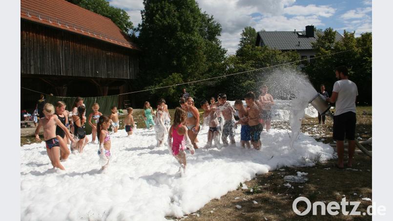 Der Spaß am Dorfplatz sollte noch lange anhalten. Bei Bedarf wurde einfach nachgefüllt. Bild: wro