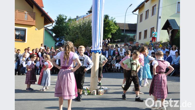 Die erstmaligen Auftritte der sechs Kirwakids-Paare sind einer der vielen Höhepunkte der Rosswampenkirwa. Die Volkstänze hat Anita Kraus mit einigen Müttern einstudiert. Bild: es
