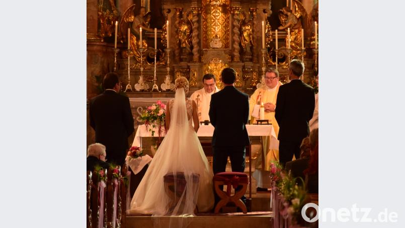 Vor den Traualtar in der Kemnather Stadtpfarrkirche treten eine Woche nach der standesamtlichen Hochzeit Daniel und Karina Reindl. Der Kemnather Stadtpfarrer Konrad Amschl und der Kirchenlaibacher Pfarrer Sven Grillmeier vermählen die beiden. Mit am Traualtar stehen die Väter des Brautpaares, die die Trauzeugen sind. Bild: mde