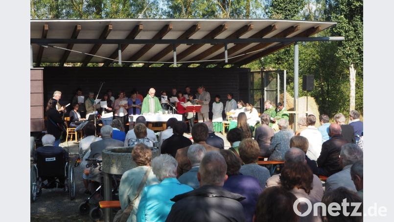 Den Gottesdienst im Freien im Beisein zahlreicher Frauen und Männer zelebrierte der Ruhestandsgeistliche Herbert Zimmermann mitUrlaubspfarrer Austin John und Pfarrer Theo Schmucker. Bild: gz