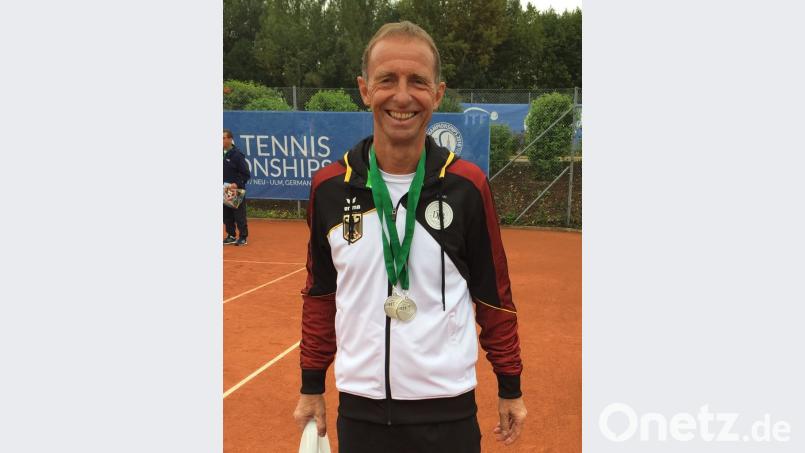 Norbert Henn mit seinen Silbermedaillen. Bild: exb