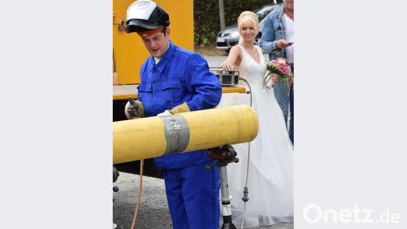 &quot;Arbeitskluft über den Hochzeitsanzug&quot; - Daniel muss seine Künste des &quot;Zusammenschweißens&quot; beweisen. Mit Elektroden verbindet er zwei Gasleitungsrohre. Seine Frau Karina reguliert die Stromstärke. Bild: mde