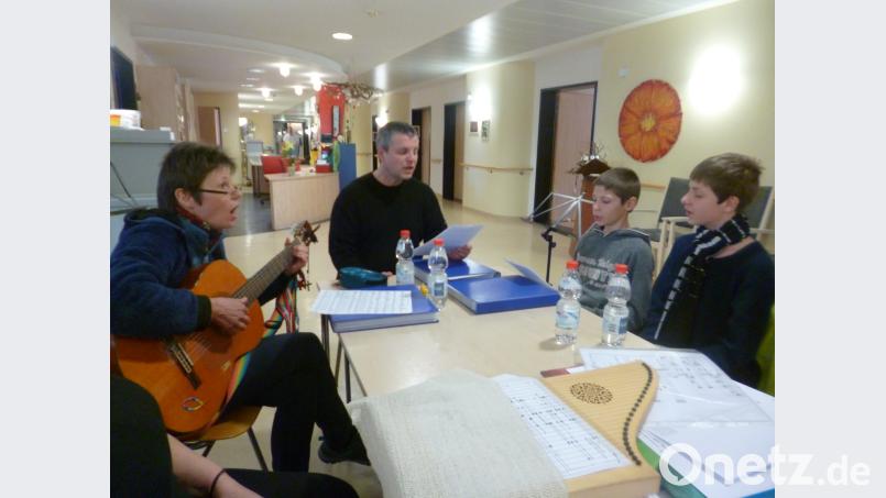 Der Familiengesang König mit (von links) Elisabeth, Stephan, Felix und Jonas begeistert in der Palliativstation. Bild: kwl