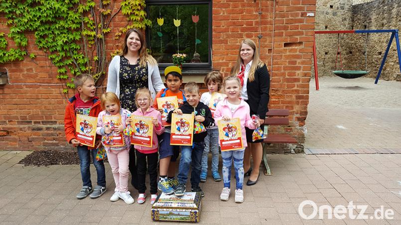 Im Kindergarten St.Marien Sulzbach-Rosenberg gruppieren sich die Englisch-Kids um Kursleiterin Caroline Gonzalez und Sabrina Birke von der Sparkasse in Sulzbach-Rosenberg. Bild: exb