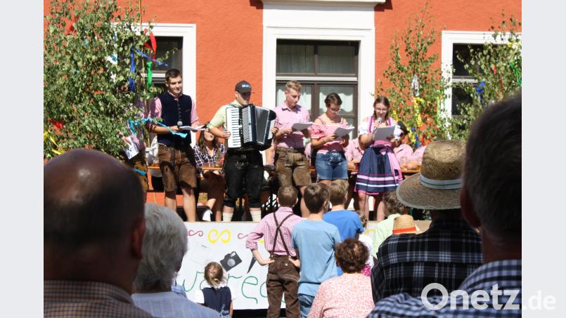 Der Generationenwechsel auf dem Kirwa-Wagen schreitet voran. Neben Roman Ott (Dritter von rechts) und Justine Rahner (Zweite von rechts) gibt beim Derblecken auch Musikant Jan Seifert sein Debüt auf dem Wagen. Andreas Nickl (links) und Leonie Schmidt (rechts) unterstützen die Neuen. Bild: edo