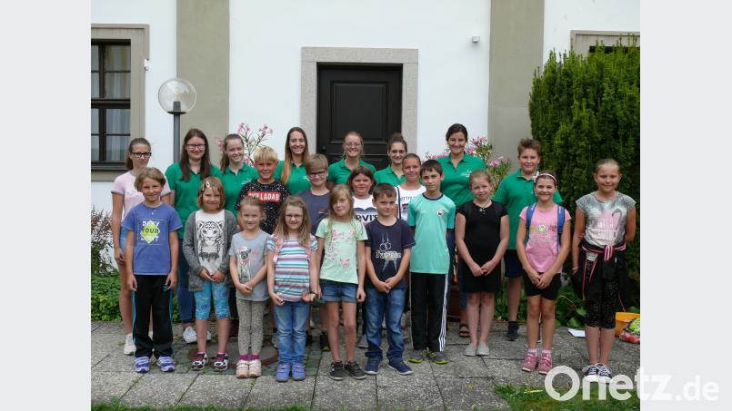 Viel Spaß hatten die Mädchen und Buben bei der Pfarrgarten-Rallye, die die Ministranten der Pfarrei Waldsassen im Rahmen des Ferienprogramms anboten. Mit im Bild Organisationsleiterin Johanna Urbanek (Zweite von links) mit ihren Helfern. Bild: kgg
