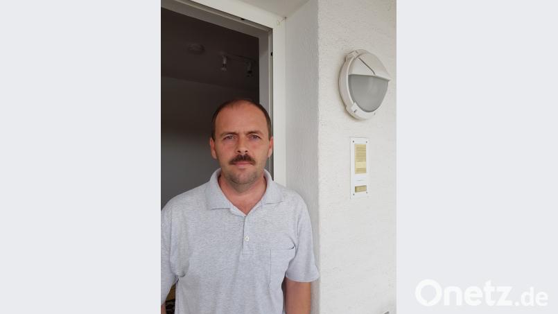 Vitaliy Ponomarev an seinem Wohnungseingang im Stadtteil Gallmünz. Bild: Tobias Gräf