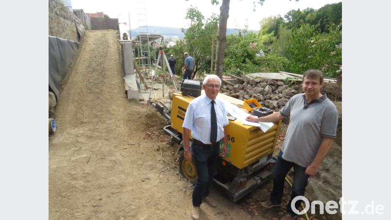 Zweiter Bürgermeister Kurt Koppmann und Johannes Schießl vom Bauamt informierten vor Ort über den Verlauf der Bauarbeiten am westlichen Teil des Zwingerwegs. Der erste Abschnitt soll Anfang kommenden Jahres fertiggestellt sein. Etwa in der Mitte der Schmiedgasse wurde mit einer Rampe (im Hintergrund) ein neuer Zugang geschaffen. Bild: Tietz