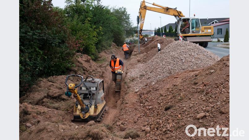 In der Bürgermeister-Unsicker-Straße sind die ersten Rohrstücke verlegt. Die Grube wird gleich wieder verschlossen. Bild: twi