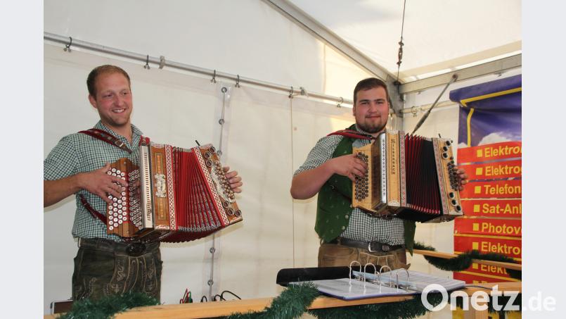Am Nachmittag spielten Andreas Hofmeister und Felix Ach im Zelt zünftig auf und zeigten auch musikalisch auf, dass „dahoum eben dahoum“ ist. Bild: frd