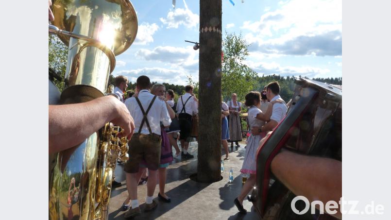 Runde um Runde drehen die Paare zur Musik der Kirchenreinbacher Spitzboum um den Baum. Bild: rlö
