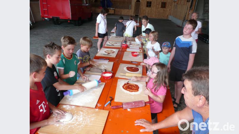 Das Ausrolllen und Belegen einer Pizza war die letzte Aufgabe im Spieleparcour. Bild: amö