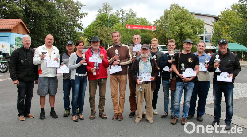 Mit einer Pokalverleihung ging das 28. Kemnather Oldtimer-Treffen zu Ende, die Pokale überreichte Elmar Högl an Teilnehmer, die per Los ausgewählt wurden. Bild: stg