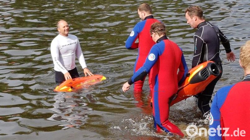 Auf seine Einsatztauglichkeit hin prüfen Wasserwachtler aus fünf Ortsgruppen des Kreisverbandes das Gerät &quot;Seabob&quot; im Rußweiher. Bild: myd