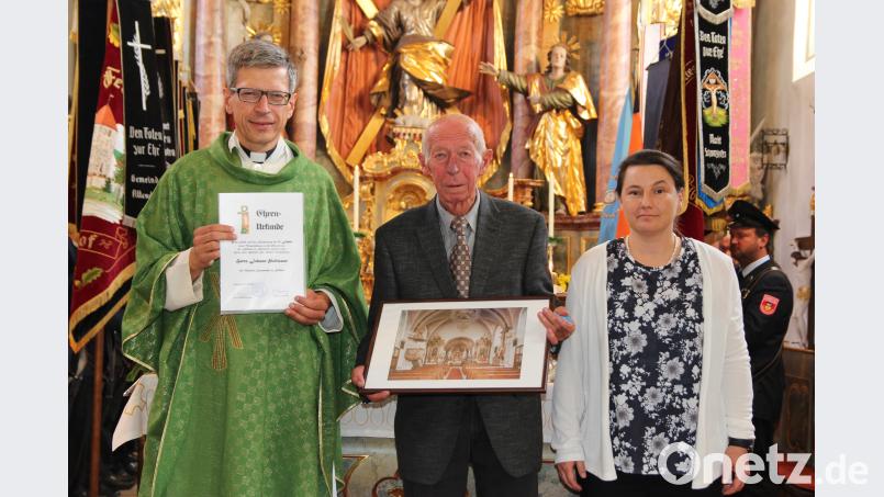 Nicht nur Pfarrer Wutz beendet seinen Dienst in der Pfarrgemeinde Altendorf, auch Mesner Johann Pöllmann (Mitte) wurde feierlich verabschiedet. Gemeinsam mit Pfarrer Wutz trat er seinen Dienst an. Nachfolgerin als Mesnerin wird (links) Mirjam Lanjri Mettaoui. Bild: ral