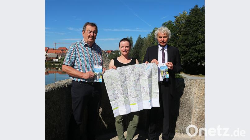 Landrat Wolfgang Lippert, Tourismusreferentin Stephanie Wenisch und Radwege-Manager Rudi Ehstand (von rechts) mit der neue Radkarte. Bild: exb