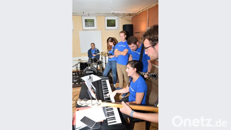 Die Aktiven um Chef Hannes Gilch (Mitte) begeistern ihr junges Publikum mit aktuellen Songs. Bild: fjo