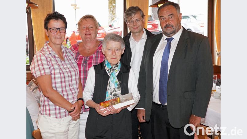 Anni Güll (Mitte) aus Frankenrieth feiert ihren 80. Geburtstag. Bild: fvo