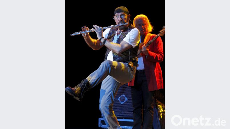Auch heute noch ist die Band Jethro Tull unter Leitung von Gründer Ian Anderson (links) unterwegs und wird ihre Fans mit einer umfassenden Tournee zur Feier ihres 50-jährigen Bandbestehens elektrisieren. Bild: Kote Rodrigo/EFE/dpa
