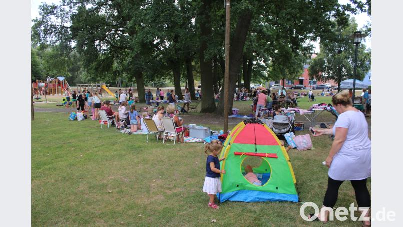 Bücher, Klamotten und Spielsachen: Beim Grafenwöhrer Kinderflohmarkt ist für jeden etwas dabei. Bild: sne