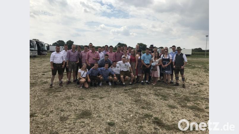 Die Burschen und Mädchen in Tracht beim Besuch des diesjährigen Gaubodenvolksfestes. Bild: soj
