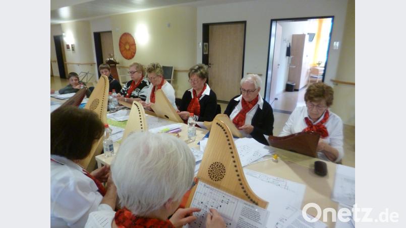 Die Musikerinnen der Veeh-Harfen-Gruppe der Musikschule erfreuen mit Weisen in der Station für Schwerstkranke im Neustädter Krankenhaus. Bild: kwl