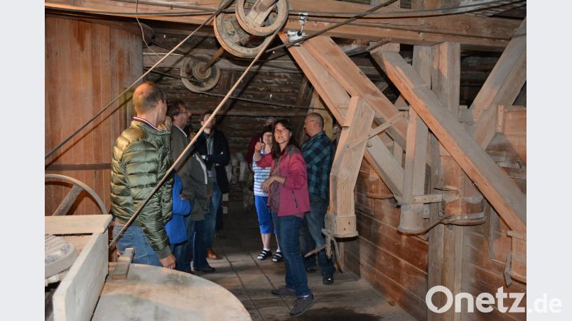 Müllermeisterin Petra Schuster führt durch die Mühle. Bild: ak