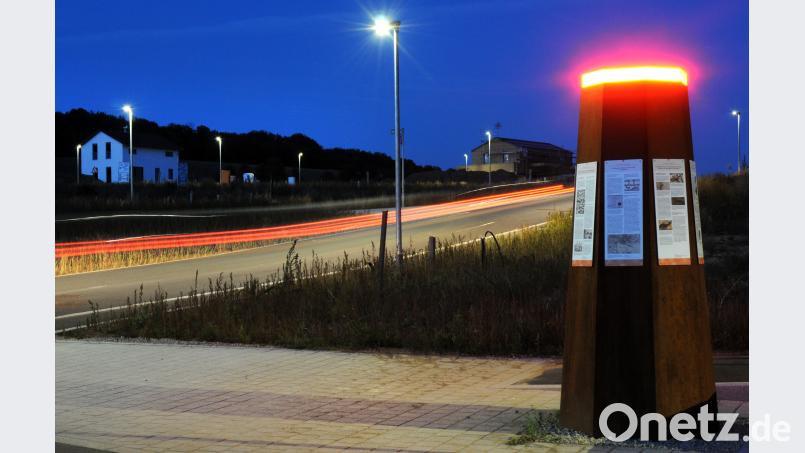 Die Stele an der Frühlingsstraße leuchtet – und beleuchtet die Montangeschichte Ambergs. Tafeln mit Texten von Archäologe Mathias Hensch erzählen von der historischen Bedeutung des Drillingsfeld-Areals. Bild: Stephan Huber
