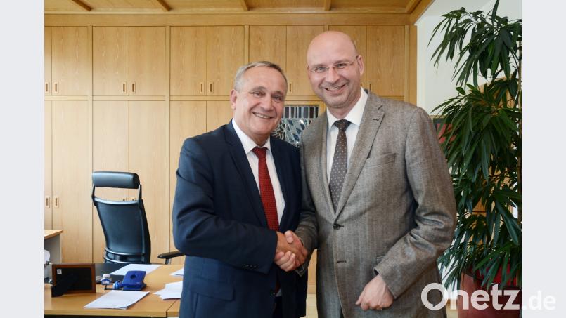 Schulleiter des Augustinus-Gymnasiums Ulrich Winter und Oberbürgermeister Kurt Seggewiß erwarten eine &quot;positive Zusammenarbeit zwischen Schule und Stadt&quot;. Bild: Gabi Schönberger