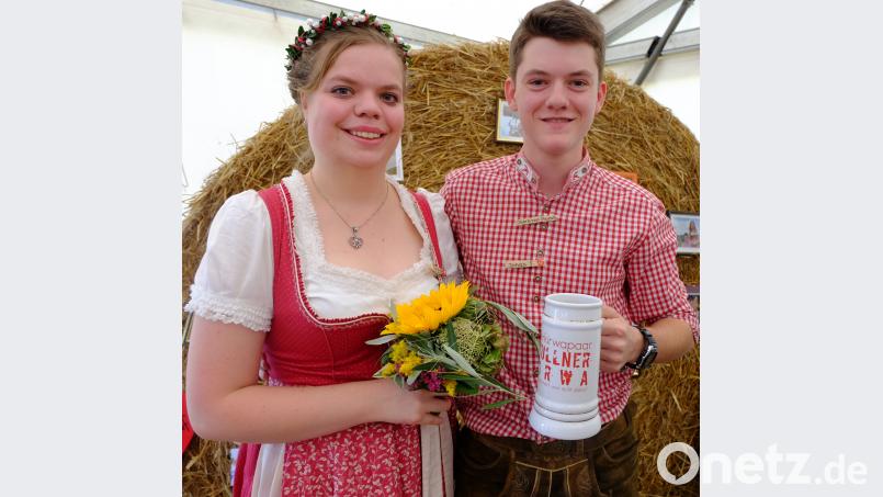 Nach einem festgelegten Austanzritual fiel das Los für das Oberkirwapaar 2018 auf Tanja Wagner und Jonas Obermeier. Bild: ohr