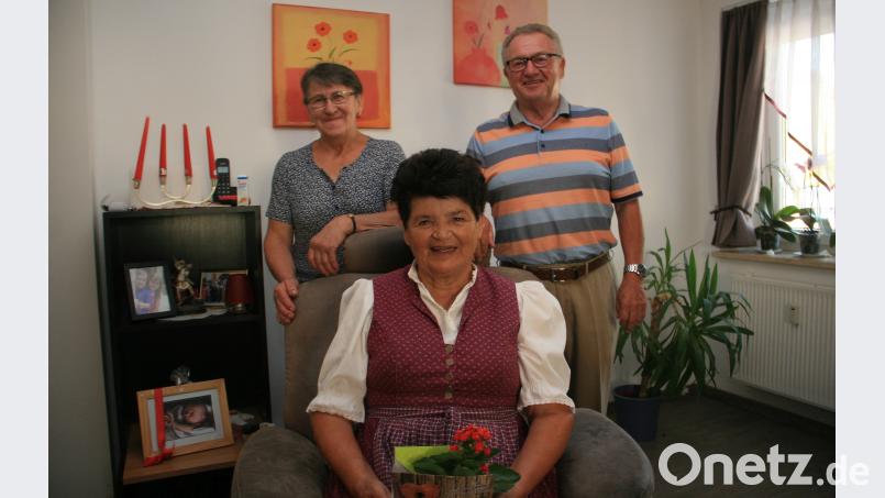 Elfriede Lang feiert ihren 80. Geburtstag. Zweiter Bürgermeister Fritz Holm gratuliert für die Gemeinde. Glückwünsche überbringt auch Gabi Eichenseher im Namen des Kultur- und Tourismusvereins. Bild: wro