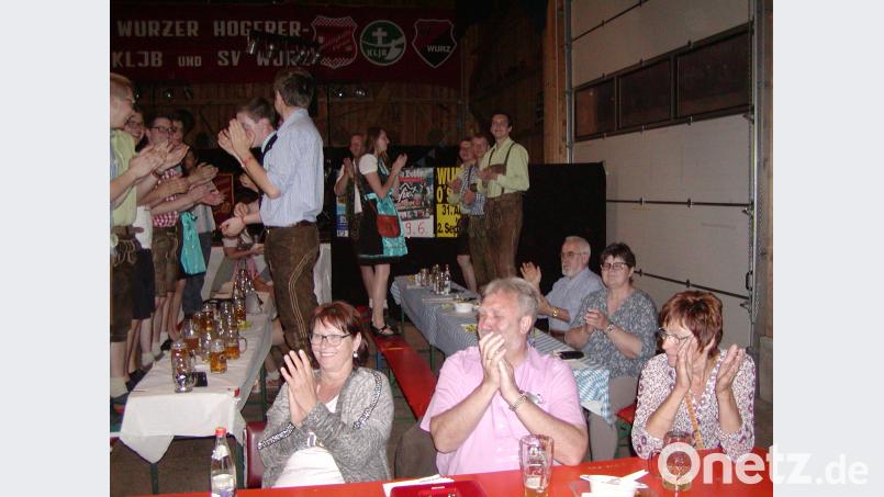Gäste beim Böhmischen Abend in der O`Schnitt-Halle in Wurz Bild: tok