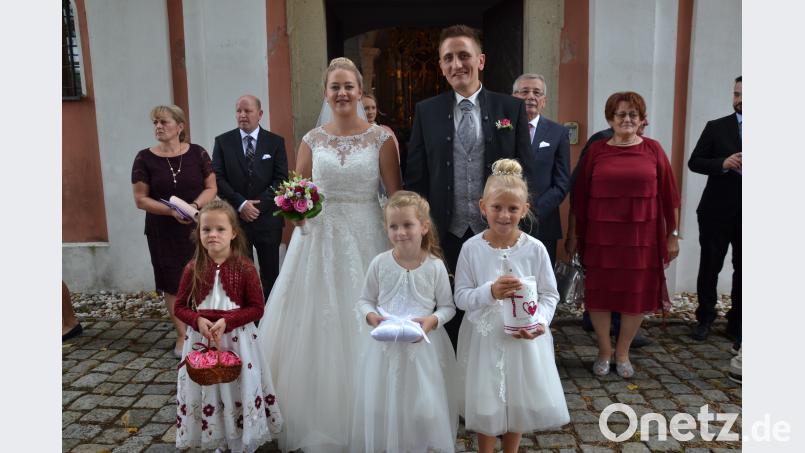 Elisabeth Bäumler und Christian Grötsch geben sich ihr Jawort in der Wieskirche. Danach warten die Gratulanten. Bild: gi