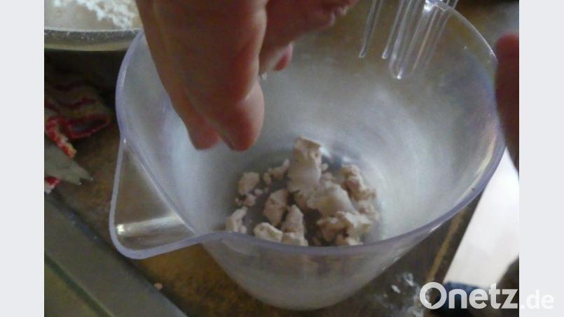 Den Hefestein zerbröseln und einen halben Liter lauwarme Milch dazugeben. Bild: ils