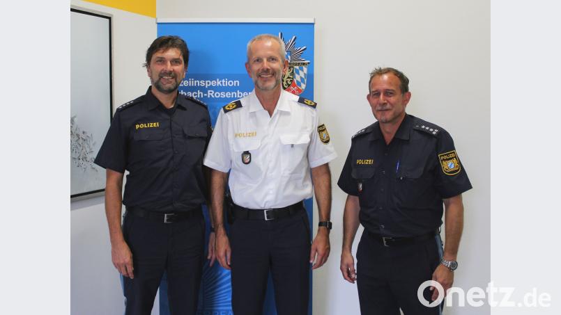 Thomas Schöniger, eingerahmt vom Chef der Polizeiinspektion Sulzbach-Rosenberg, Erstem Polizeihauptkommissar Michael Kernebeck und dessen Vertreter, Polizeihauptkommissar Peter Krämer. Bild: exb