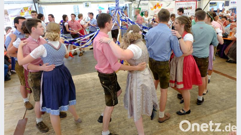 Der Sonntagnachmittag der Stullner Kirwa begeisterte mit bayerischem Flair. So präsentierten die 17 Kirwapaare überzeugend den Bandltanz.
.
,
Der Sonntagnachmittag der Stullner Kirwa begeisterte mit einem bayerischen Flair. Unter weiteren Darbietungen präsentierten die 17 Kirwapaare überzeugend den Bandltanz. Bild: ohr