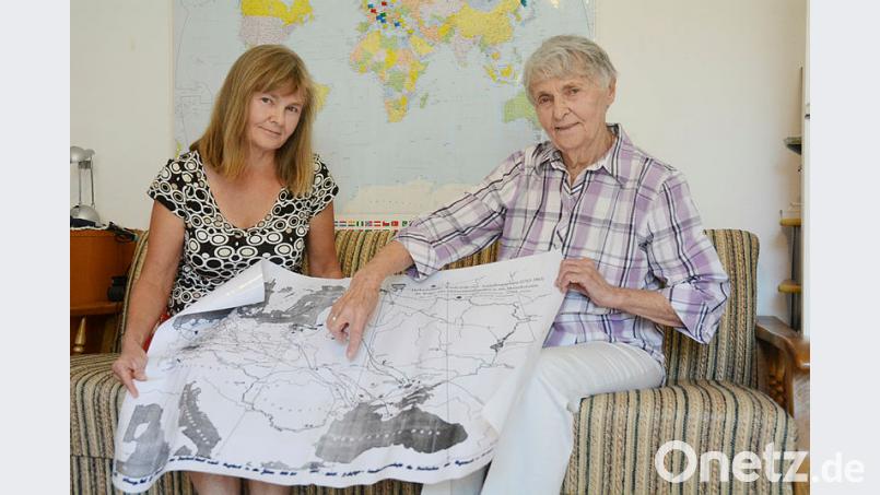 Die Ukraine ist die ursprüngliche Heimat von Interna Zimmermann (rechts). Doch 1941 wurde ihre Familie nach Kasachstan deportiert. Mit Tochter Marita hält die 82-Jährige hier die Karte von Karl Stumpp in Händen. Sie zeigt die Auswanderung von Deutschland nach Russland in den Jahren 1763 bis 1862. Bild: Gabi Schönberger