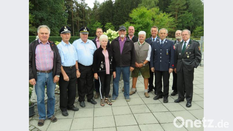 Die Abordnungen der Vereine gratulierten Wolfgang Treml (vorne, Mitte) im Beisein seiner Frau Inge zum 70. Geburtstag. Bild: adj