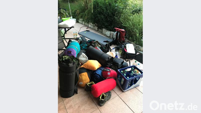 Mit Sack und Pack steht das Quintett vor der Türe. Bild: Rönnebeck/exb