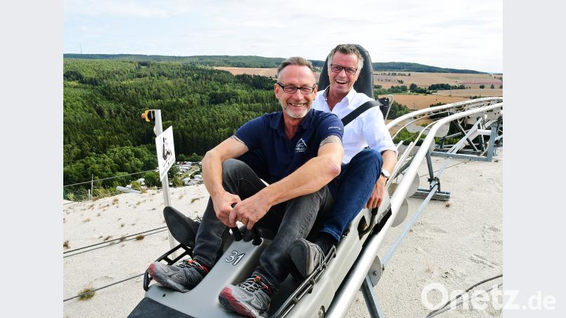 Betriebsleiter Wolfgang Schwarz und Bürgermeister Hermann Falk (von links) machen zum Zehnjährigen eine Fahrt mit dem Monte Coaster. Auf dem kann man momentan samstags, in den Sommerferien, übrigens auch nachtrodeln – bis 23 Uhr, mit Lagerfeuerromantik. Bild: Petra Hartl