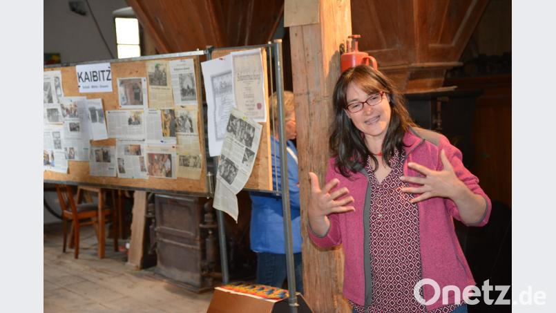 Müllermeisterin Petra Schuster führt durch die Mühle. Bild: ak