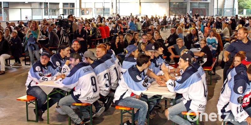 Rund 800 Fans und Mitglieder des Weidener Eishockey-Clubs feiern auf der Freieisfläche der Hans-Schröpf-Arena. Bild: R. Kreuzer