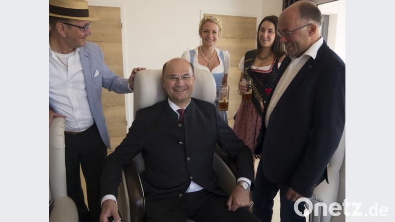 Beim Besuch der AWO-Tagespflegeeinrichtung testet Albert Füracker auch einen der elektrisch betriebenen Ruhesessel. Bild: gz