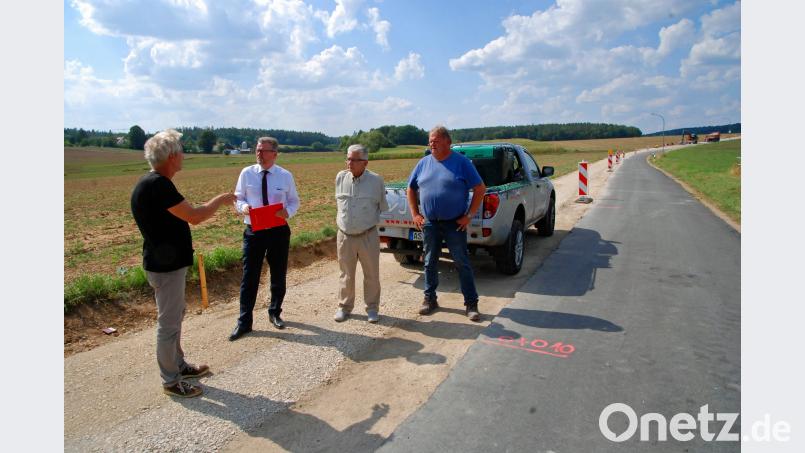 Ein Teil der ursprünglichen Fahrbahnbreite ist auf der Straße von Seidersberg nach Kleinfalz noch vorhanden. Bei einem Ortstermin stellten (von links) Bauleiter Roland Greipel (Bauamt), Bürgermeister Michael Göth, Planer Lothar Bedritzki sowie Jürgen Werner von der ausführenden Baufirma das Projekt vor. Bild: Andreas Royer