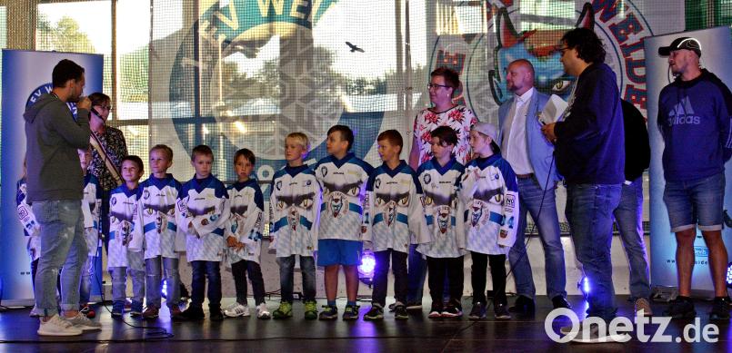 Große Bühne für die ganz Kleinen. Beim Fanfest des 1. EV Weiden rückt der Nachwuchs in den Mittelpunkt. Bild: R. Kreuzer